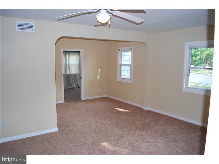 604 Garnet Road Wilmington, DE 19804 - Photo 2 of 20 Living Room