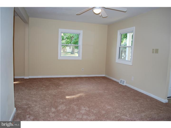 604 Garnet Road Wilmington, DE 19804 - Photo 4 of 20 Living Room