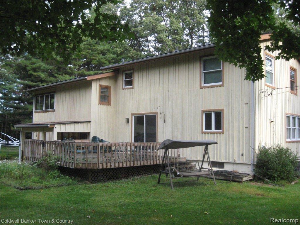 9380 Hyne Road Brighton, MI 48114 - Photo 16 of 19 9380 Hyne 017large rear deck