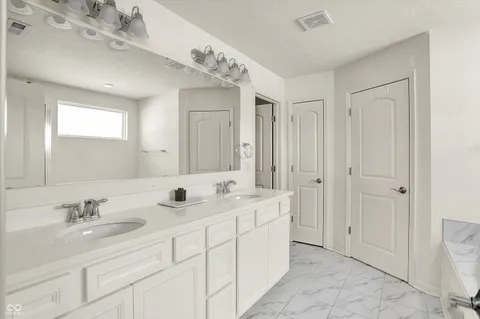 $849,999 | 5175 Peachtree Road, Zionsville, IN 46077