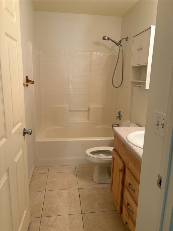 2380 90th Avenue Vero Beach, FL 32966 - Photo 6 of 8 a bathroom with a granite countertop sink toilet and shower