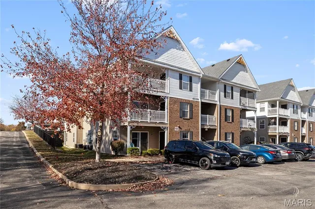 $184,900 | 412 Saravalle Drive, St. Peters, MO 63376