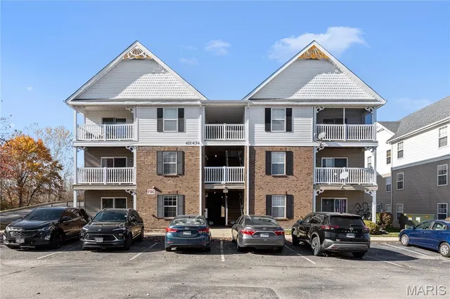 $184,900 | 412 Saravalle Drive, St. Peters, MO 63376