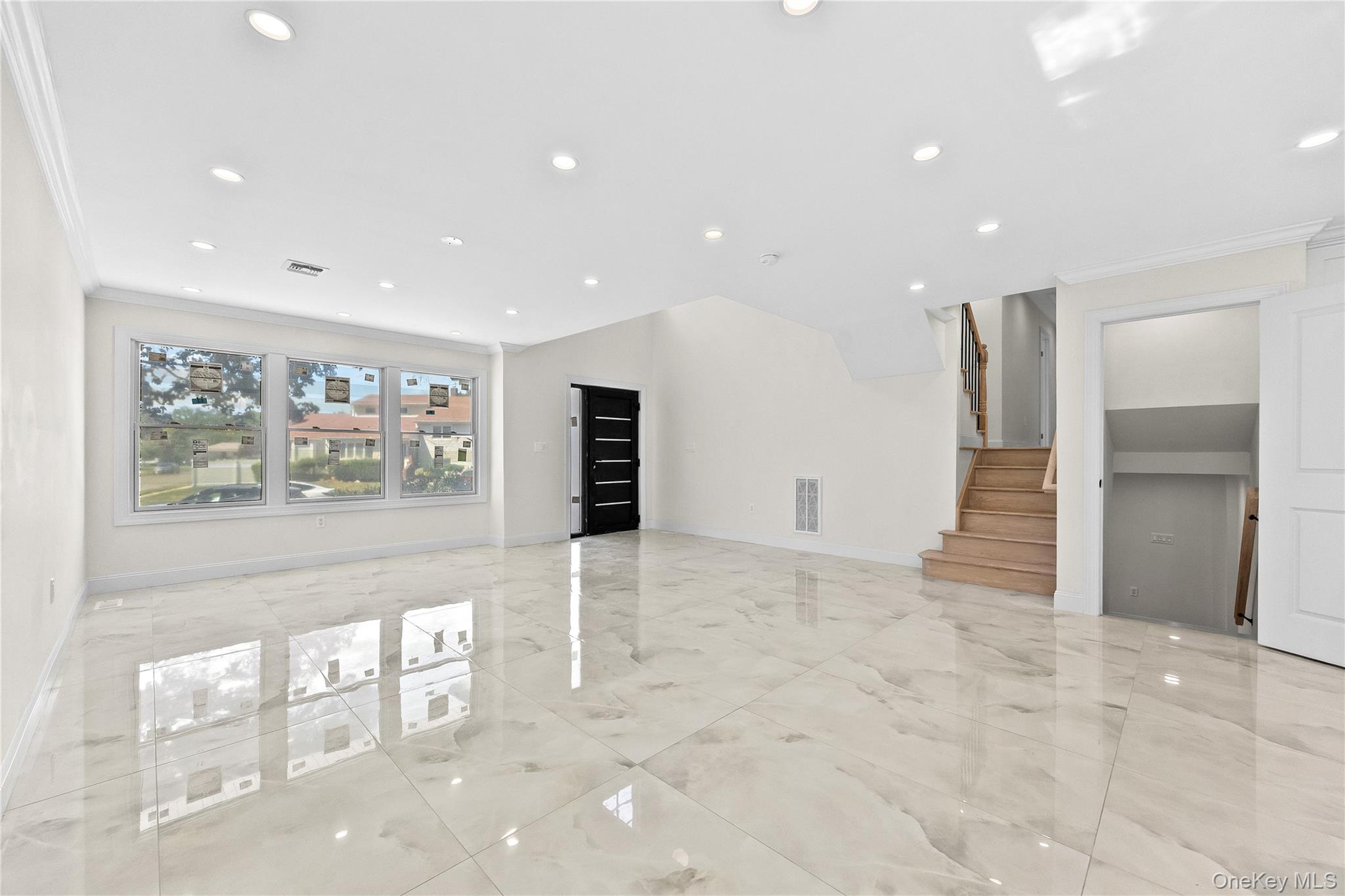 2 Circle Drive Syosset, NY 11791 - Photo 7 of 43