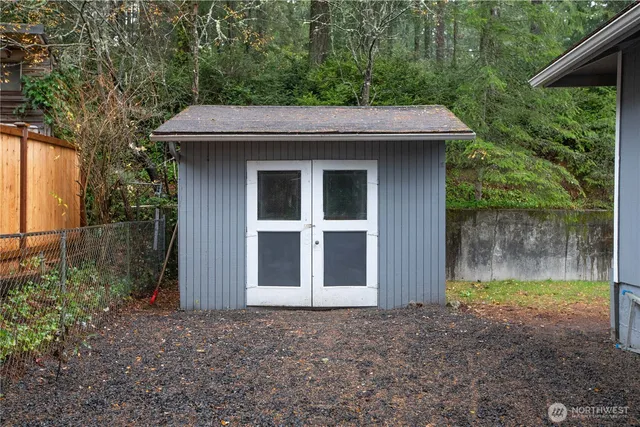 a picture of a bench