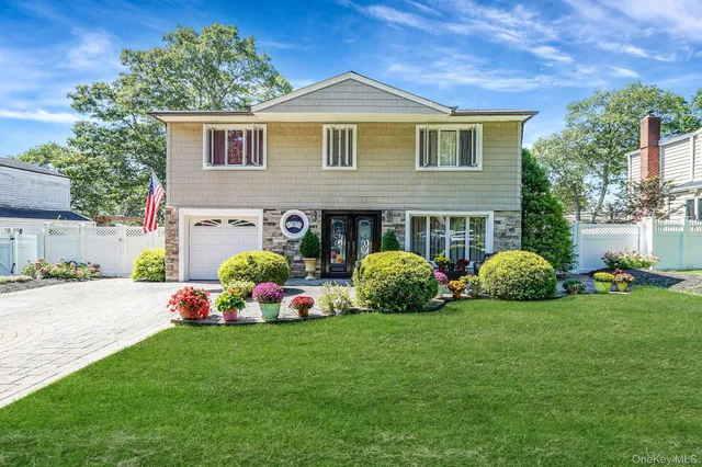 $950,000 | 20 Villa Lane, Smithtown, NY 11787