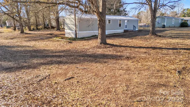 a view of a yard with a house