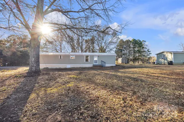 a view of back yard of the house