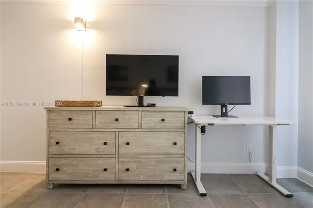 $5,000 | 5161 Collins Avenue, Unit 404, Miami Beach, FL 33140