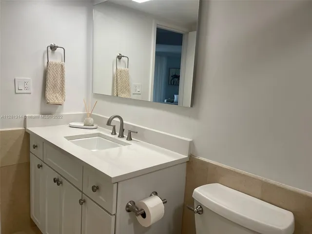 $5,000 | 5161 Collins Avenue, Unit 404, Miami Beach, FL 33140