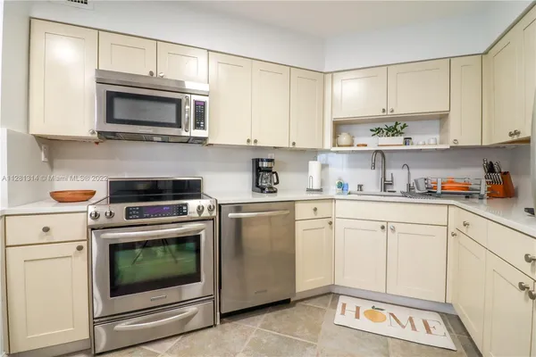 $7,500 | 5161 Collins Avenue, Unit 404, Miami Beach, FL 33140