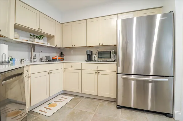 $5,000 | 5161 Collins Avenue, Unit 404, Miami Beach, FL 33140