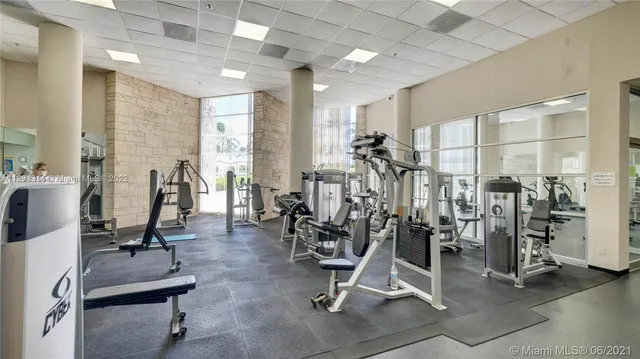 $5,000 | 5161 Collins Avenue, Unit 404, Miami Beach, FL 33140