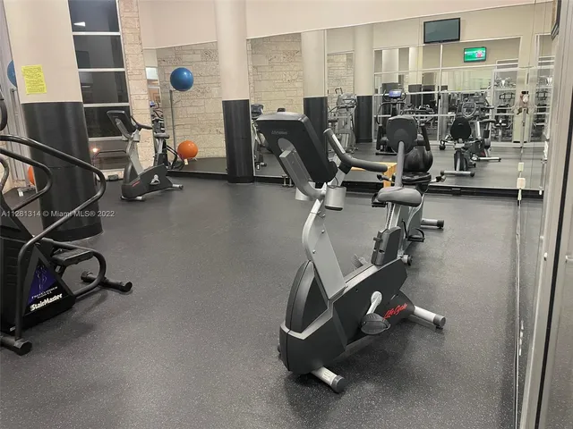 $5,000 | 5161 Collins Avenue, Unit 404, Miami Beach, FL 33140