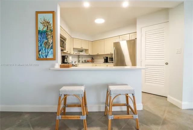 $5,000 | 5161 Collins Avenue, Unit 404, Miami Beach, FL 33140