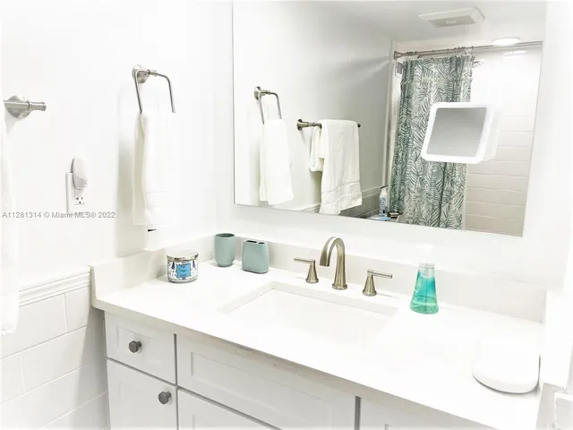 $5,000 | 5161 Collins Avenue, Unit 404, Miami Beach, FL 33140