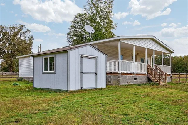 a view of a house with backyard