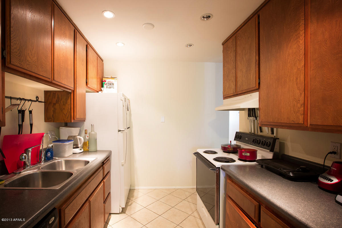 5525 East Thomas Road, Unit G9 Phoenix, AZ 85018 - Photo 4 of 13 Kitchen 2