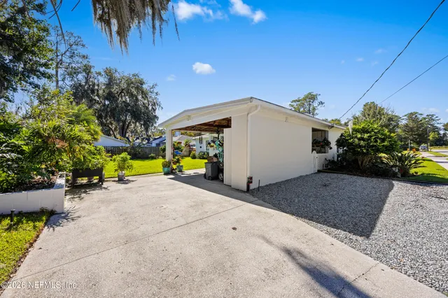 a view of a house with backyard and sitting area
