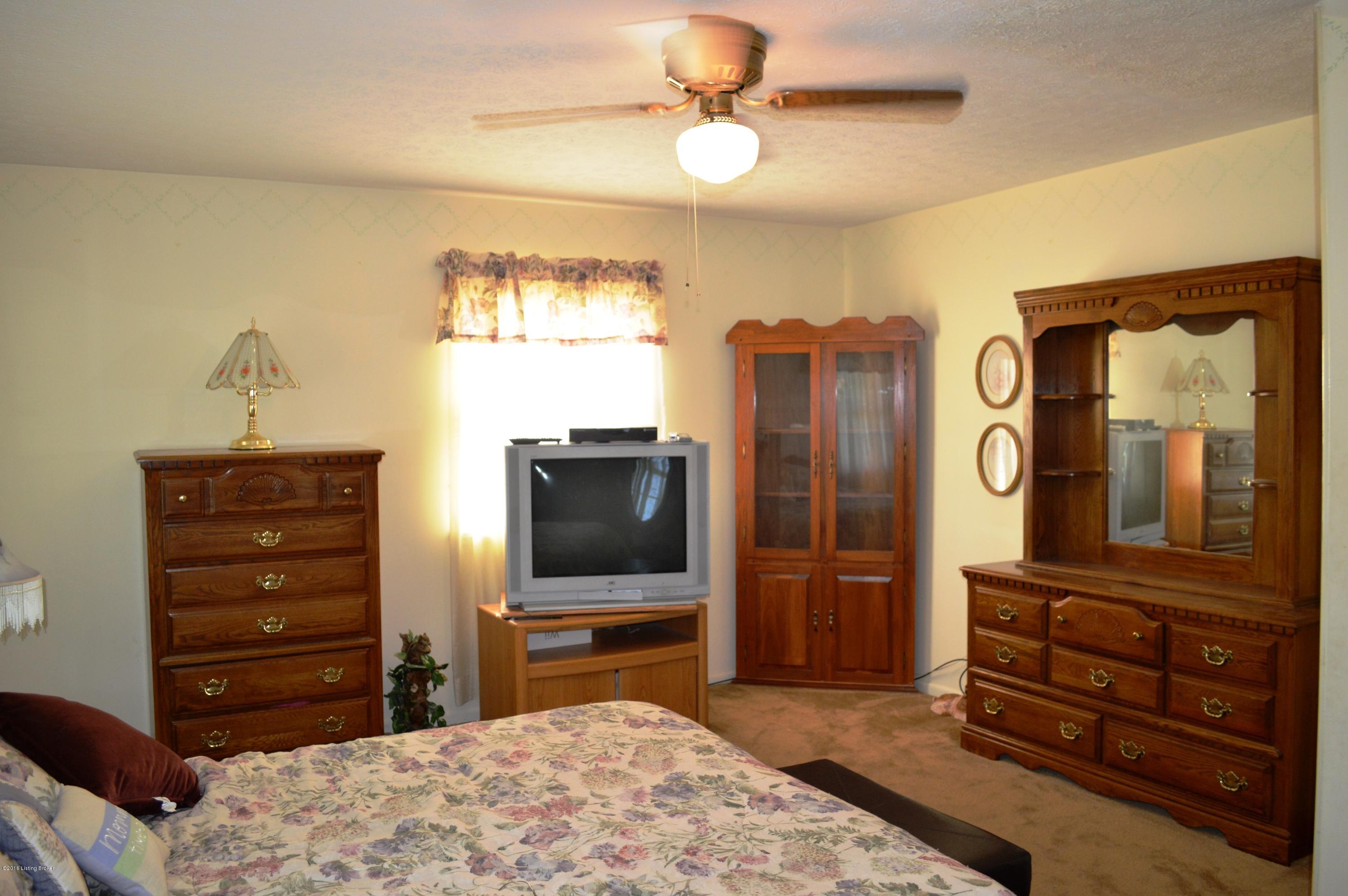 5304 Rayburn Road Louisville, KY 40272 - Photo 13 of 29 DSC_0836