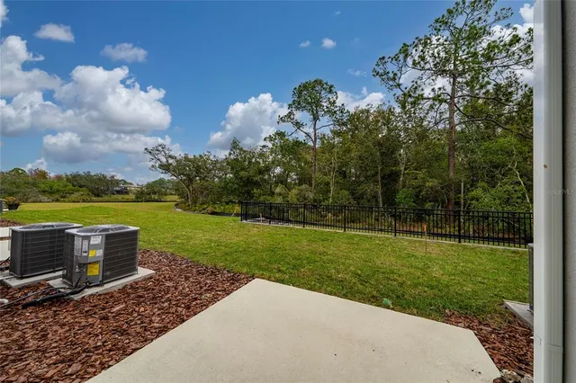 a view of a back yard