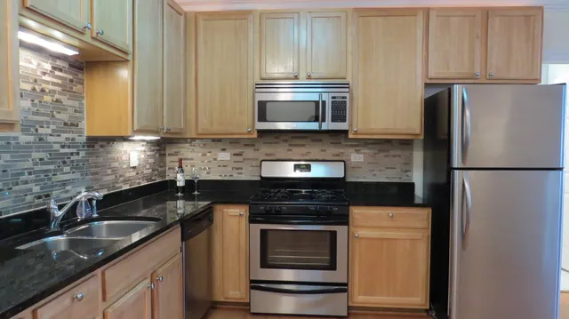 $375,000 | 3000 West Lawrence Avenue, Unit 3H, Chicago, IL 60625