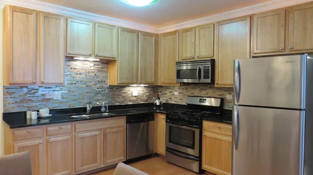 $375,000 | 3000 West Lawrence Avenue, Unit 3H, Chicago, IL 60625