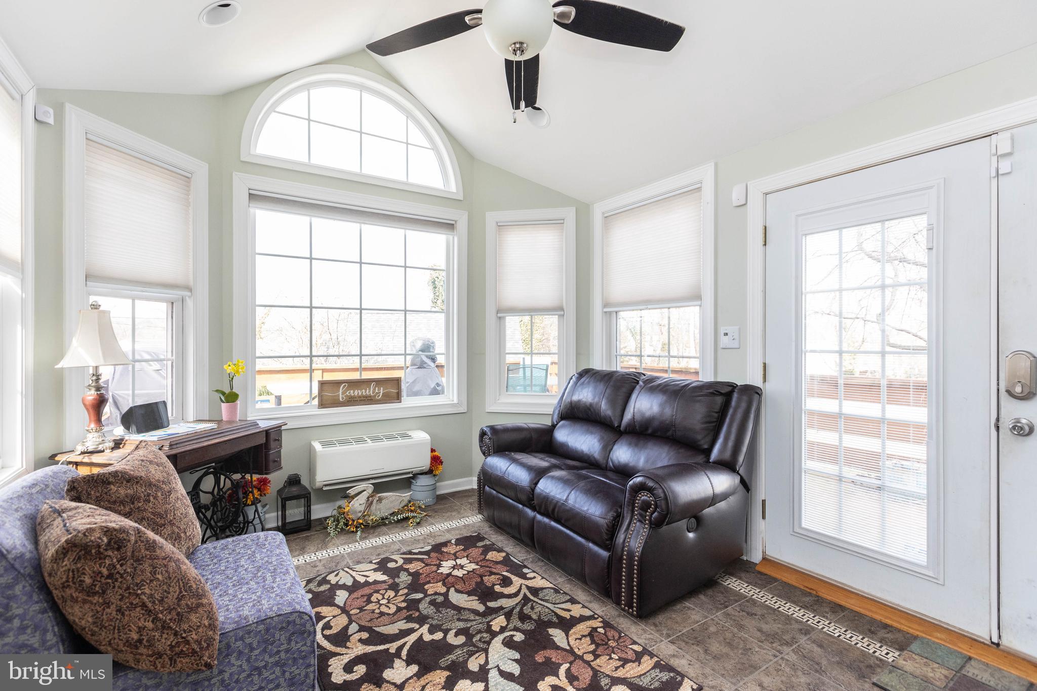 5022 Pilgrim Road Baltimore, MD 21214 - Photo 14 of 37 All season room