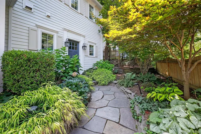 $679,000 | 669 Highway 213, Rosendale, NY 12472