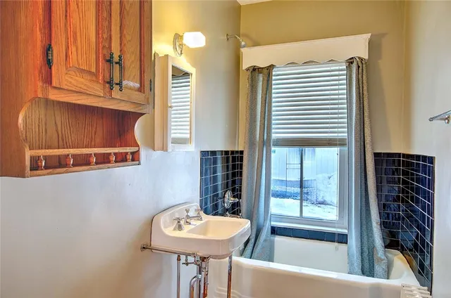 $650,000 | 2952 East Main Road, Portsmouth, RI 02871