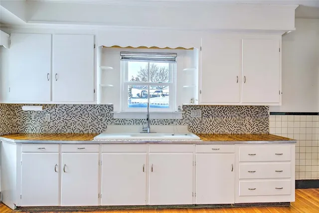 $650,000 | 2952 East Main Road, Portsmouth, RI 02871