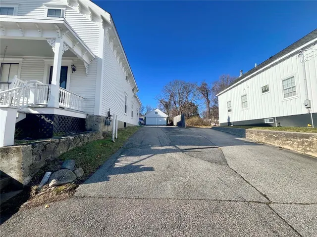 $650,000 | 2952 East Main Road, Portsmouth, RI 02871