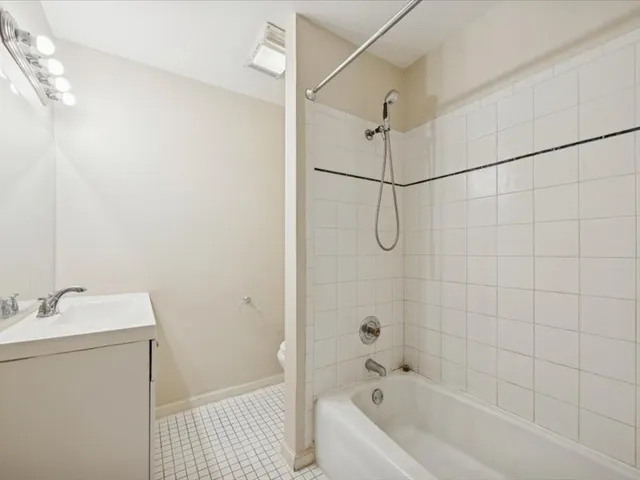 $175,800 | 1041 North Mill Street, Unit 307, Naperville, IL 60563