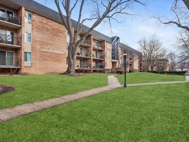$175,800 | 1041 North Mill Street, Unit 307, Naperville, IL 60563