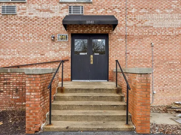 $169,300 | 1041 North Mill Street, Unit 307, Naperville, IL 60563