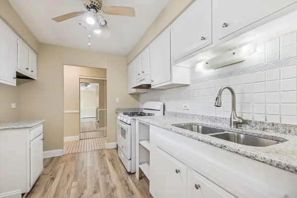 $169,300 | 1041 North Mill Street, Unit 307, Naperville, IL 60563