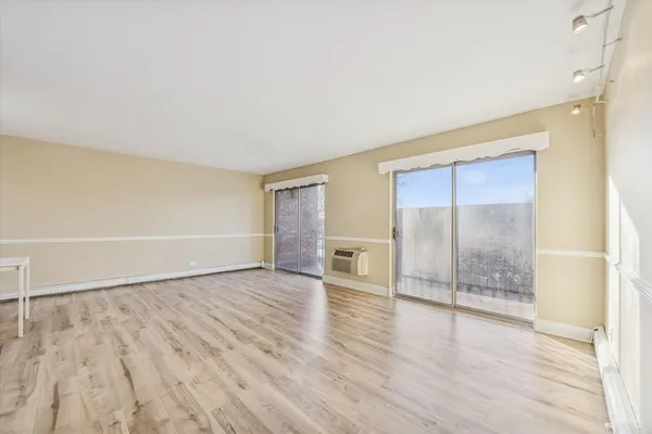 $169,300 | 1041 North Mill Street, Unit 307, Naperville, IL 60563