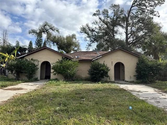 a view of a house with a yard