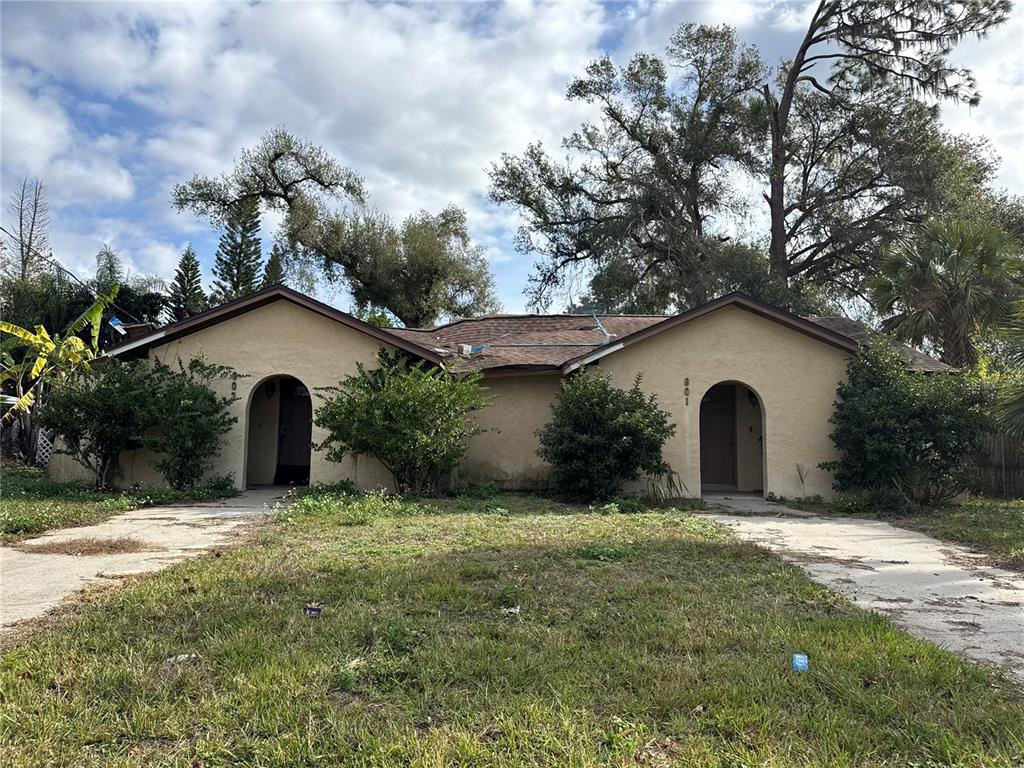 a view of a house with a yard