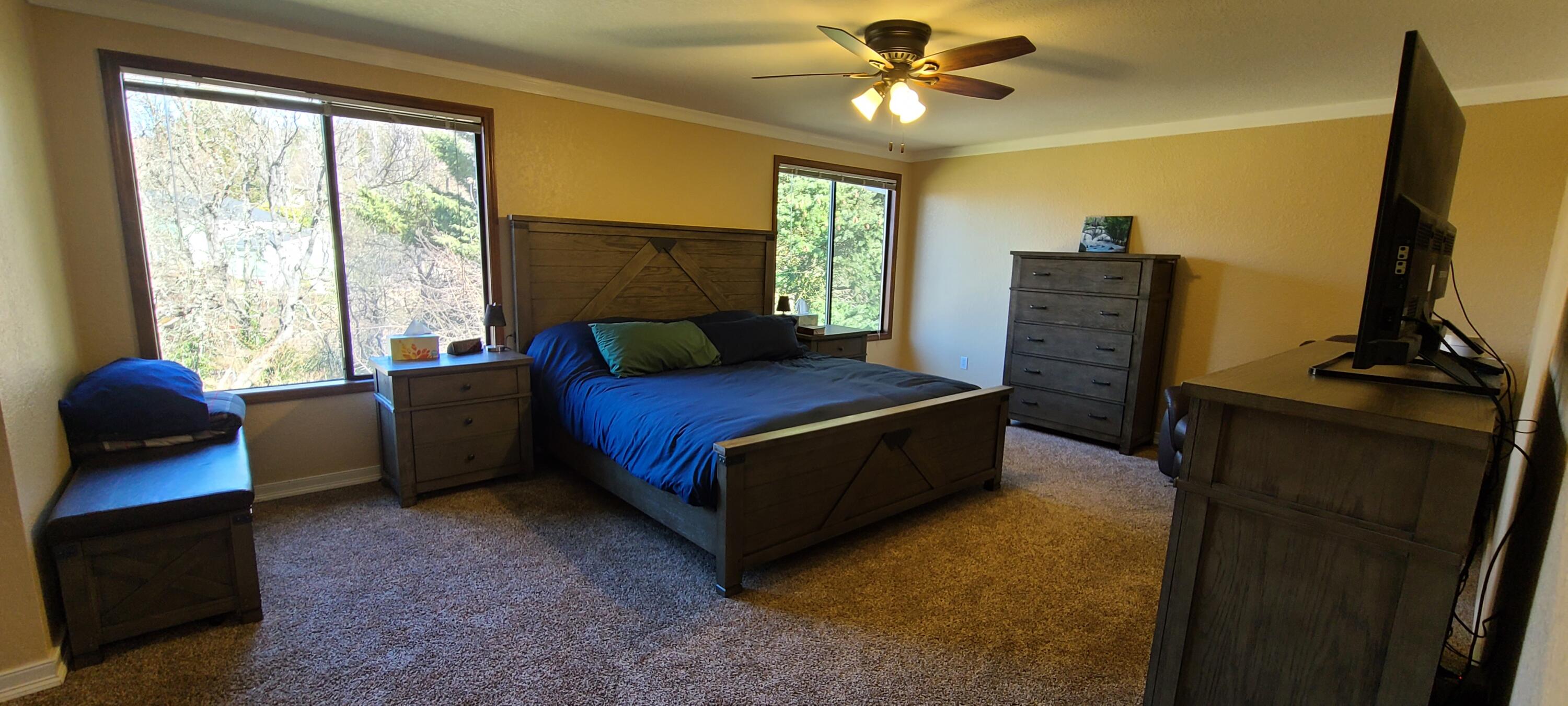 4443 Hillcrest Road Medford, OR 97504 - Photo 14 of 34 Master bedroom