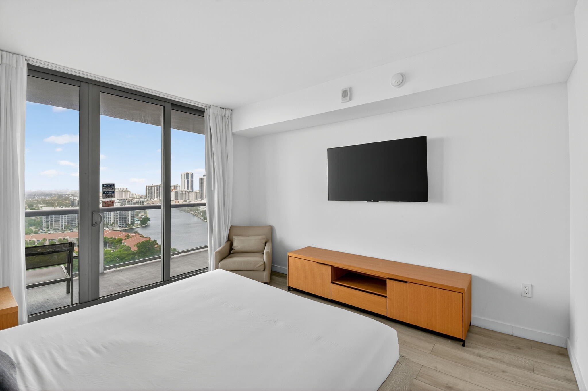 2602 East Hallandale Beach Boulevard, Unit R2210 Hallandale Beach, FL 33009 - Photo 18 of 107 21-web-or-mls-021_DSC_9267