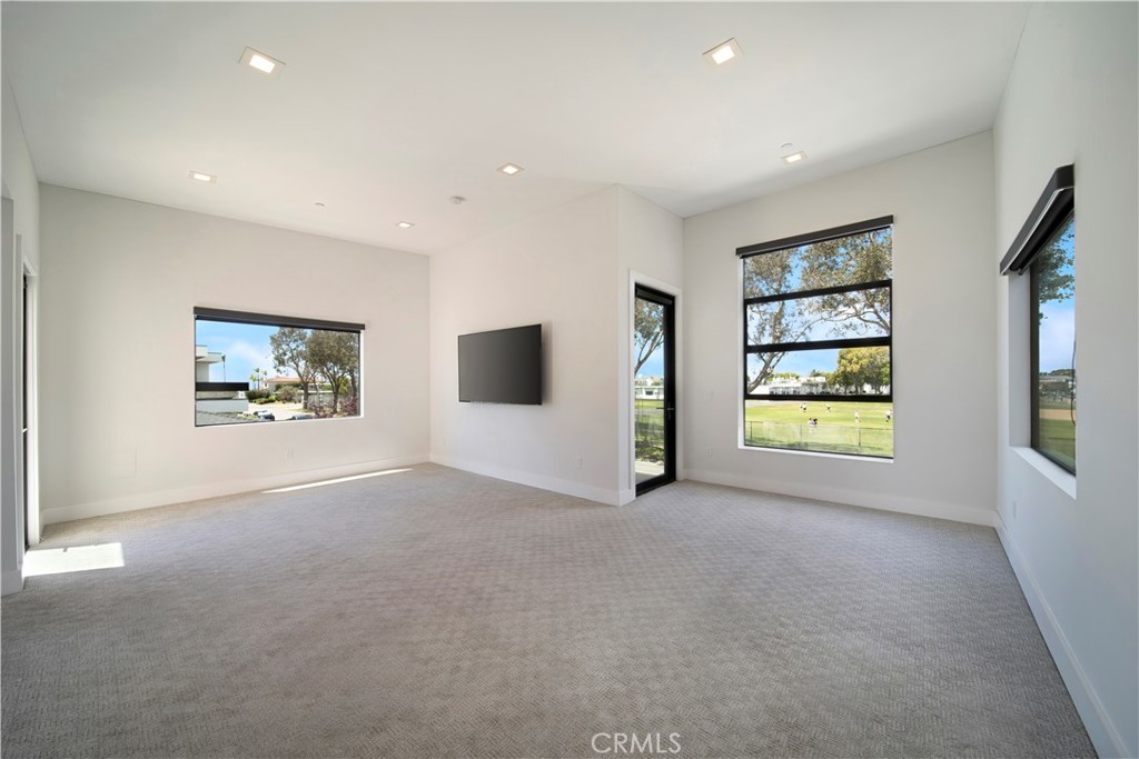 324 St Andrews Road Newport Beach, CA 92663 - Photo 14 of 18 GUEST SUITE WITH PRIVATE STAIRCASE AND DECK