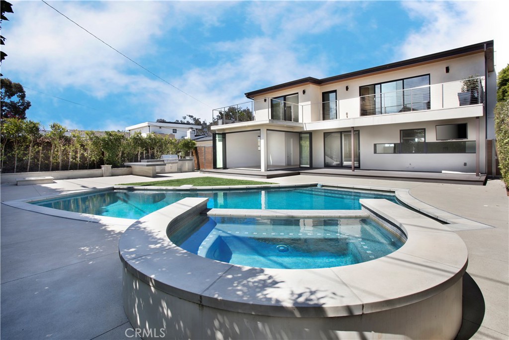 324 St Andrews Road Newport Beach, CA 92663 - Photo 6 of 18 LARGE ENTERTAINER'S BACKYARD