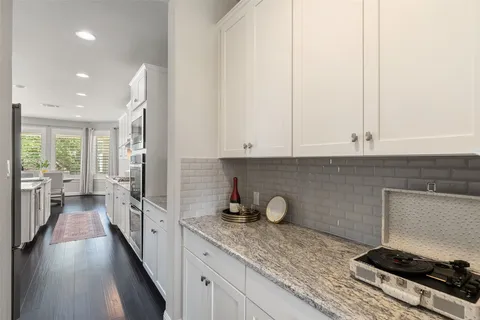 $950,000 | 15504 Cabrillo Way, Austin, TX 78738