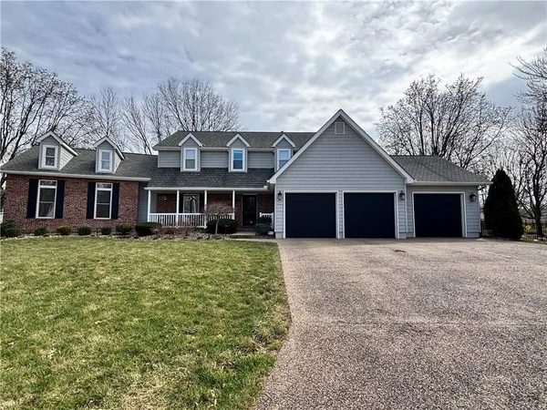 $625,000 | 1501 East Sleepy Hollow Drive, Olathe, KS 66062