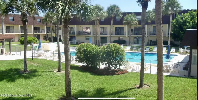 a view of a house with backyard