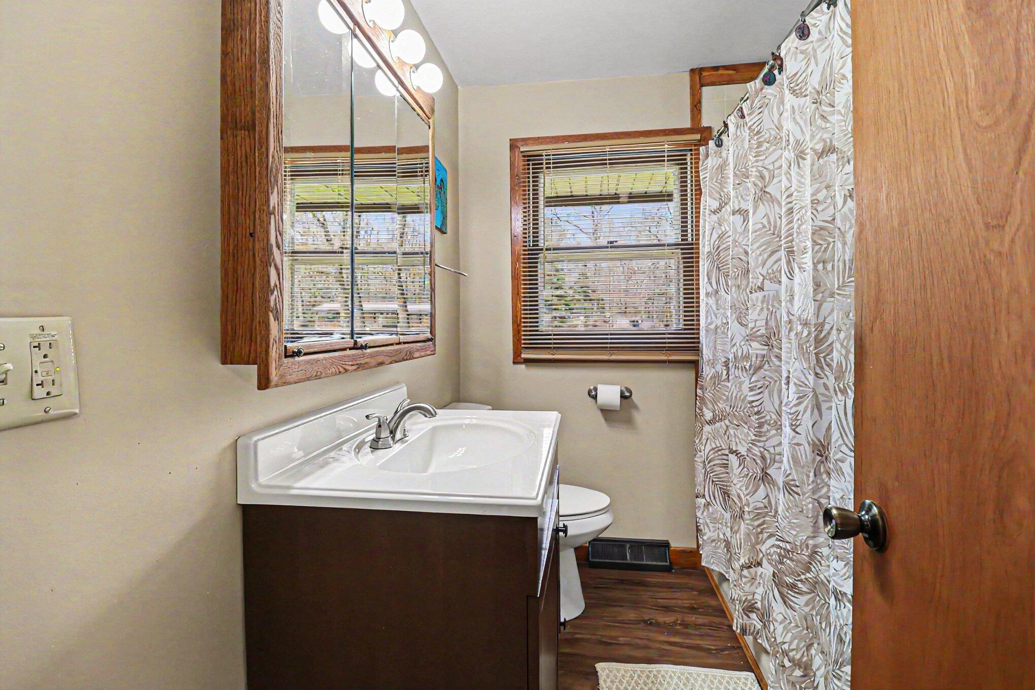1430 South Walhalla Road Branch, MI 49402 - Photo 11 of 26 Full Bathroom