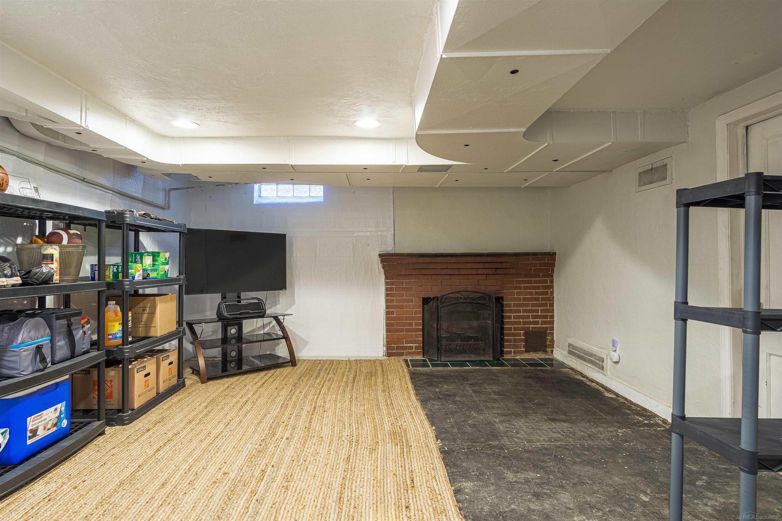 1644 Severn Road Grosse Pointe, MI 48236 - Photo 40 of 45 50102890-39.JPG
