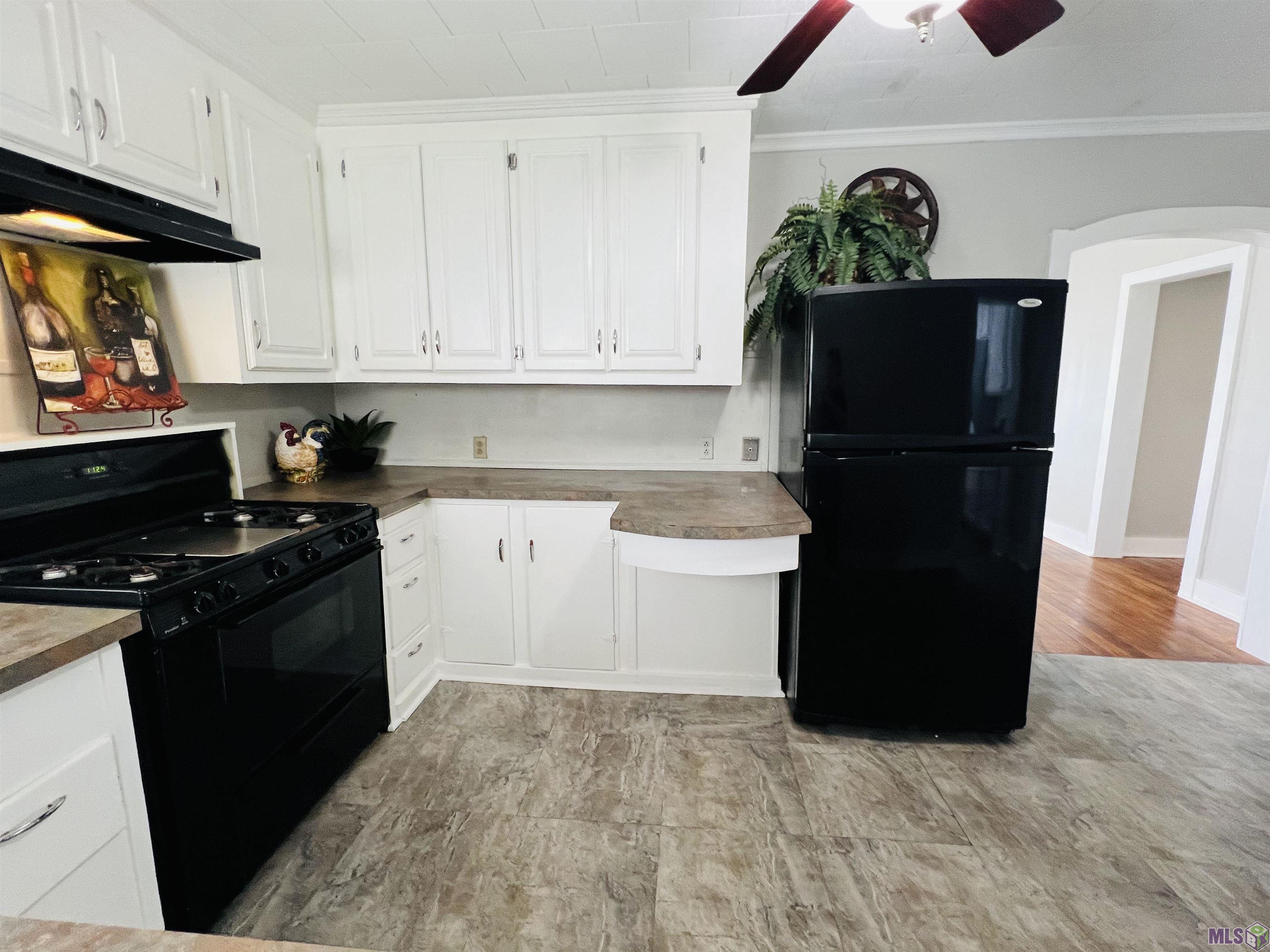 1118 Academy Street Houma, LA 70360 - Photo 22 of 58 Kitchen center view