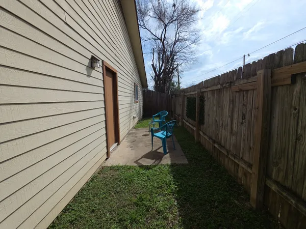 a view of a backyard